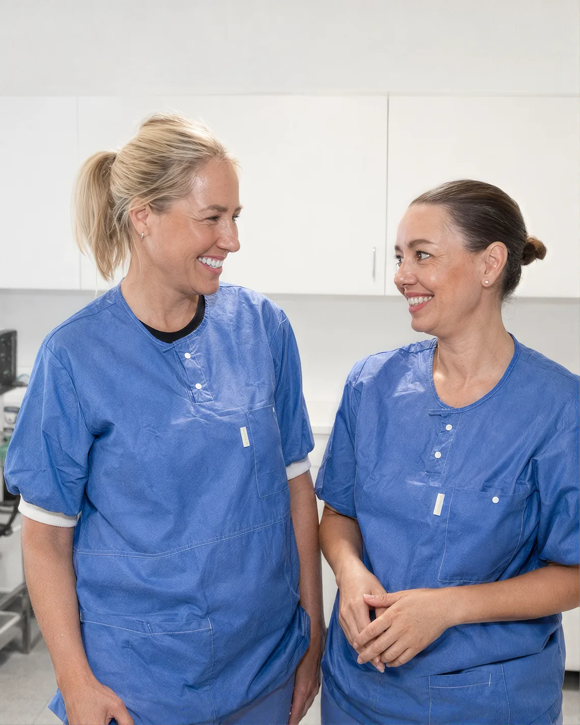 Två specialistsjuksköterskor i operationskläder på en klinik